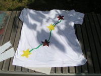 weißes T-Shirt mit Sternen bedruckt